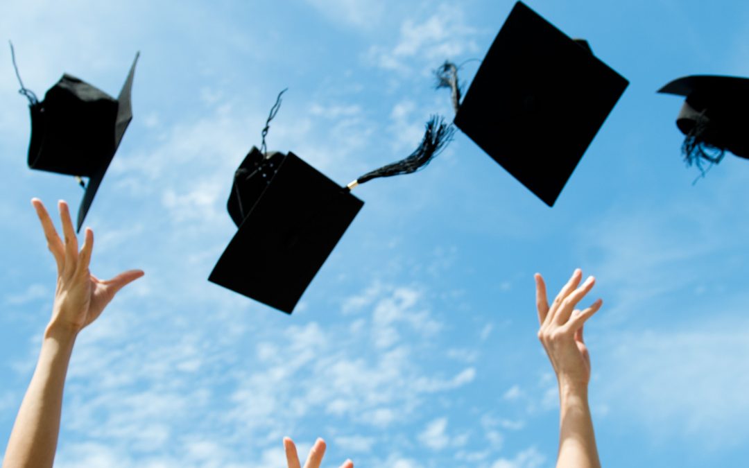 El título que elegiste hace años podría estar frenando tu éxito profesional